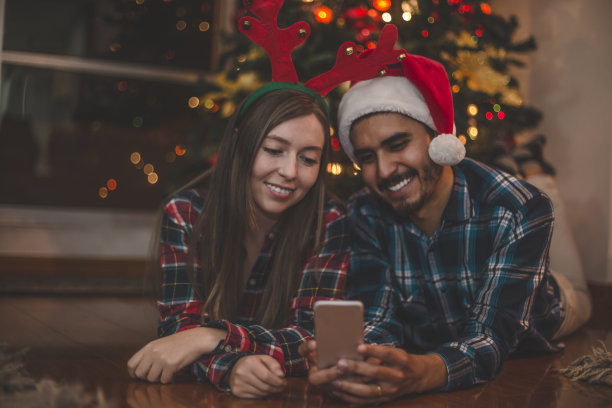 快乐的夫妇在网上寻找更多的圣诞装饰图片下载