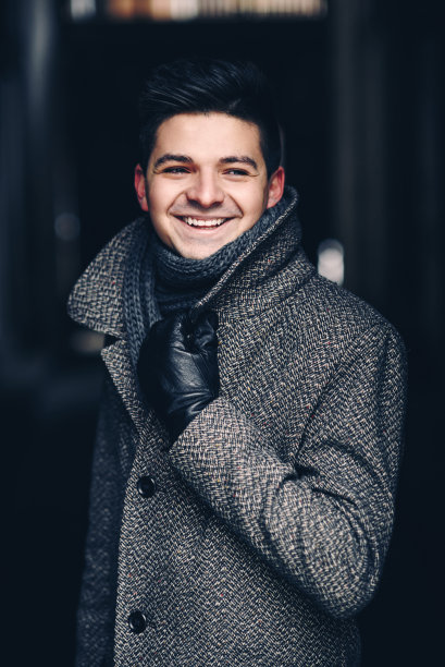 身穿暖和外套和皮手套的英俊男子图片下载