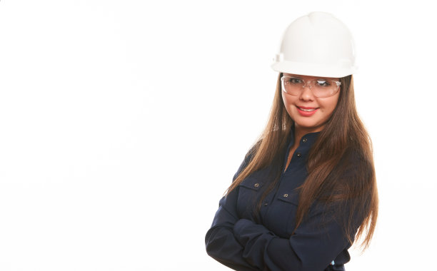 漂亮微笑的女商人与安全帽隔离在白色背景与拷贝空间。图片下载