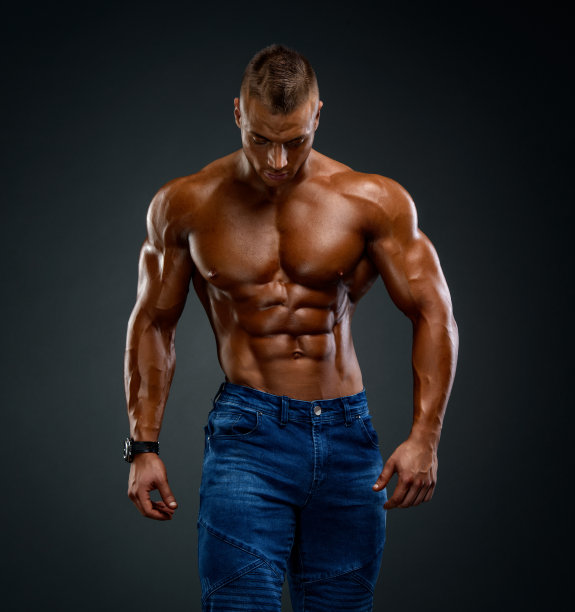 赤裸上身，穿着牛仔裤的肌肉男图片下载