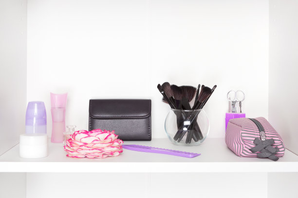 衣柜里面的白色架子上有美容产品和配件图片下载