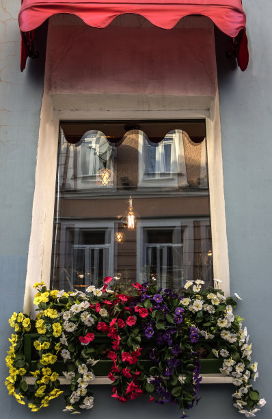 一幢老房子的老式窗户图片下载