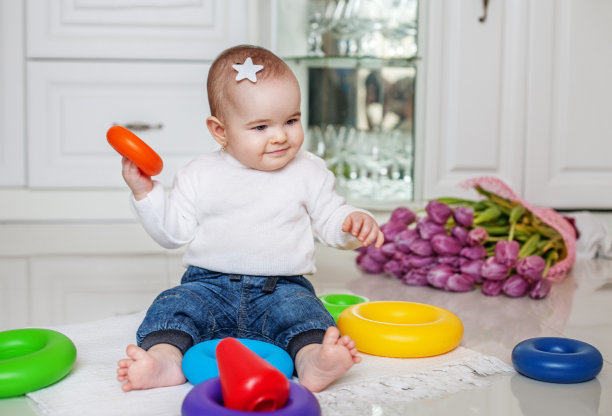 小婴儿是一堆玩具的金字塔。儿童发展的概念图片下载