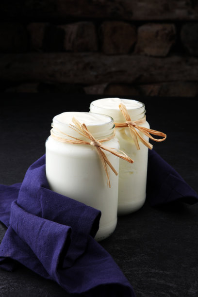 玻璃杯中的希腊酸奶。天然奶油酸奶图片下载