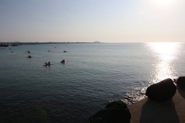 在海上划皮艇图片下载