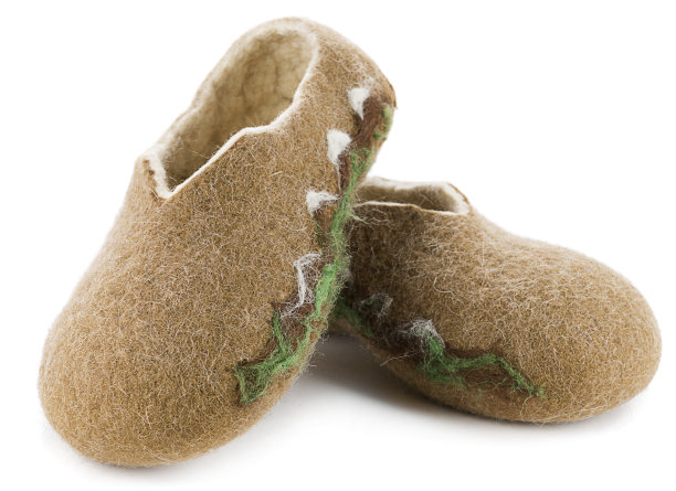 手工制作的棕色毛毡鞋隔离图片下载