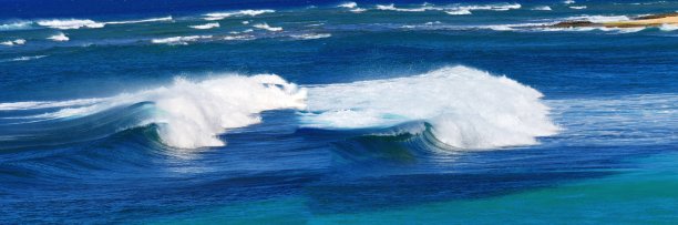 夏威夷火奴鲁鲁海龟湾海滩的双浪图片下载