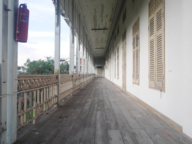 泰国废弃的老木结构建筑免费向公众开放，无需门票图片下载