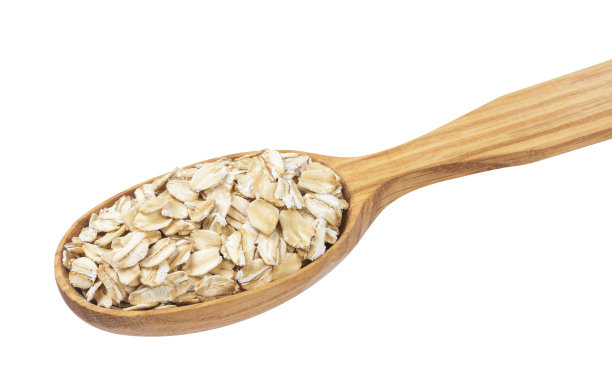 燕麦片。木勺燕麦片孤立在白色背景上素材图片
