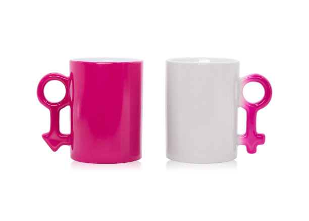 孤立背景上的粉色马克杯。彩色手柄咖啡杯在男性符号概念。(剪辑路径或切割对象的蒙太奇)图片下载