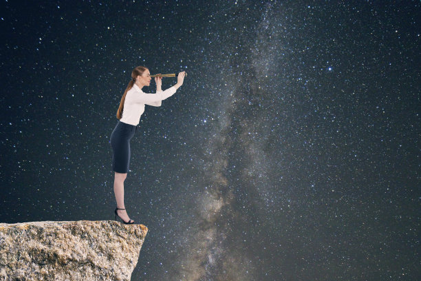 女商人用望远镜搜寻图片下载