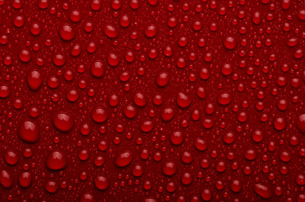 红色背景上的水滴图片下载