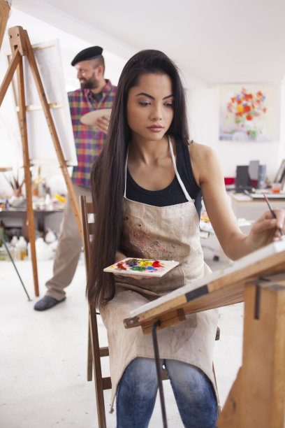 两个油漆工在车间图片下载