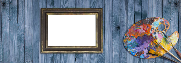用画笔、调色板刀和画框在破旧的木制背景上作画图片下载