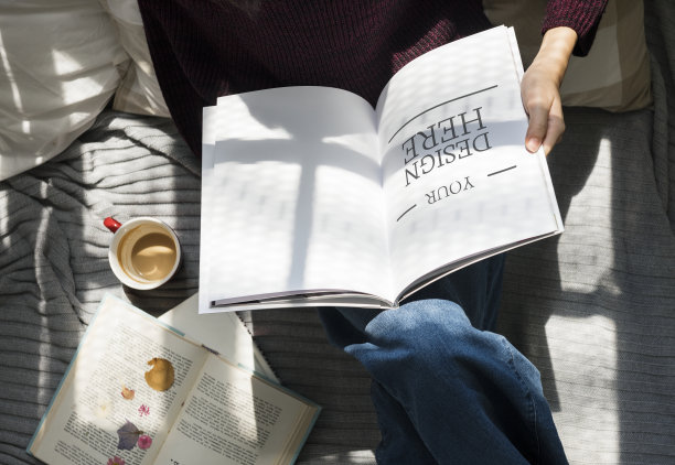 鸟瞰一本书中的女人图片下载