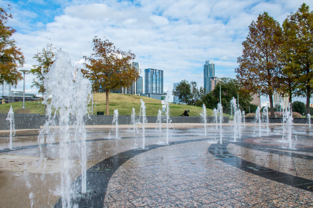 德克萨斯州奥斯汀阳光明媚的下午，在圣山公园的喷泉图片下载