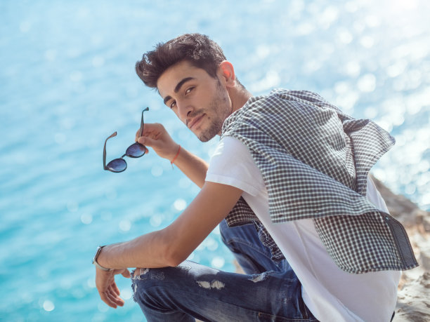 人在海边旅行图片下载