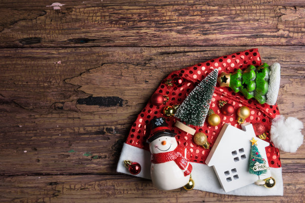 白色木制房子玩具和圣诞装饰在木制背景与复制空间。圣诞节的概念。图片下载