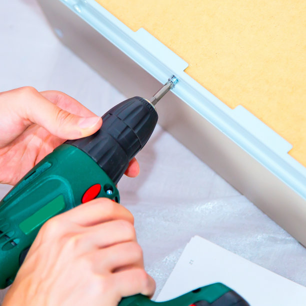 用电动螺丝刀组装家具图片下载