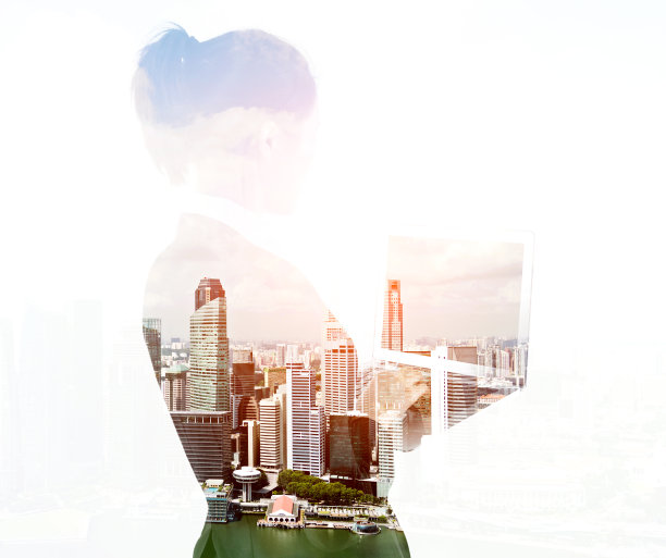 多次曝光女商人使用笔记本电脑图片下载