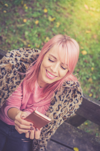 千禧粉红年轻女性图片下载