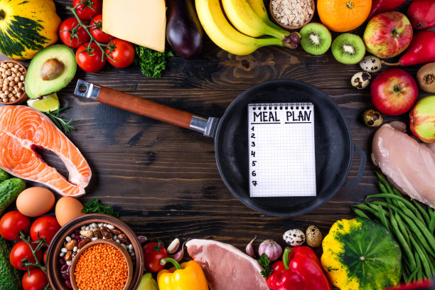 背景健康食品。新鲜的蔬菜，水果，肉，鱼，奶酪和平底锅放在木桌上。健康饮食，健康生活。俯视图图片下载