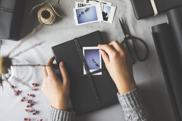 女人用手包裹圣诞礼物图片下载