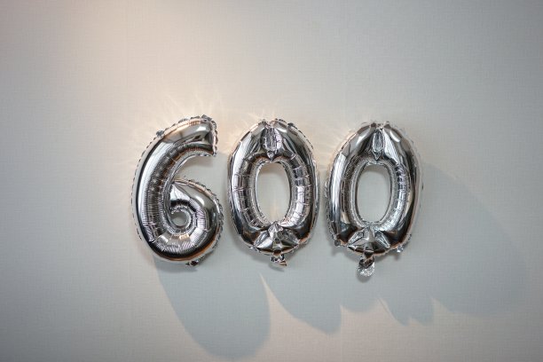 正上方白色背景的金属镜头图片下载