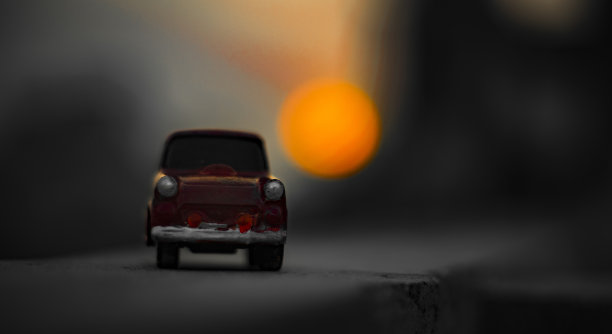 日落中的红色迷你车图片下载