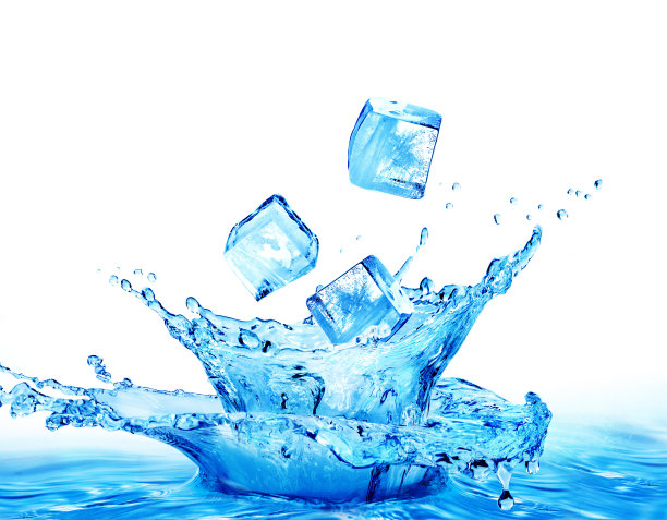 冰块掉进水里图片下载