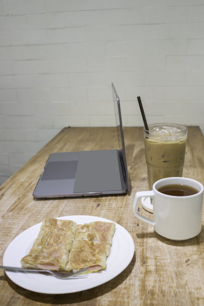 在工作时间吃一顿简单的饭，配上咖啡和烤肉图片下载