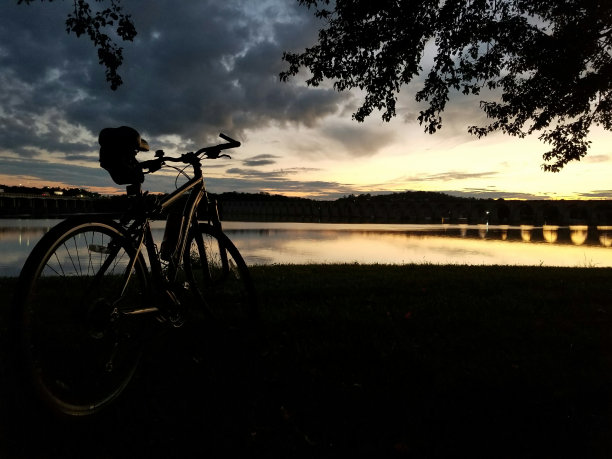 萨斯奎哈纳河日落与自行车图片下载
