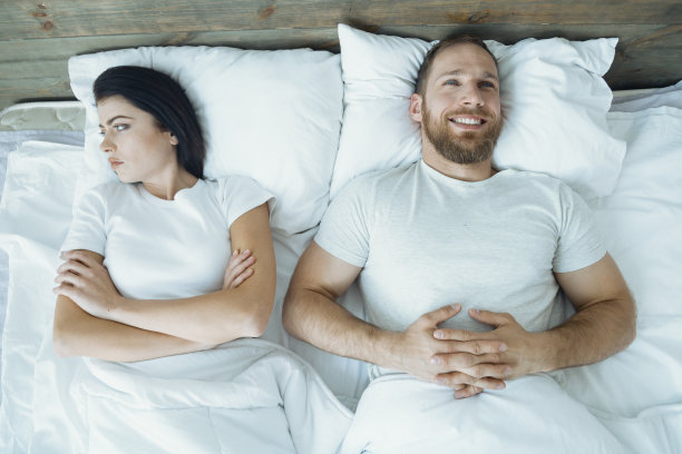 满脸胡须的男人在肚子上交叉手指图片下载