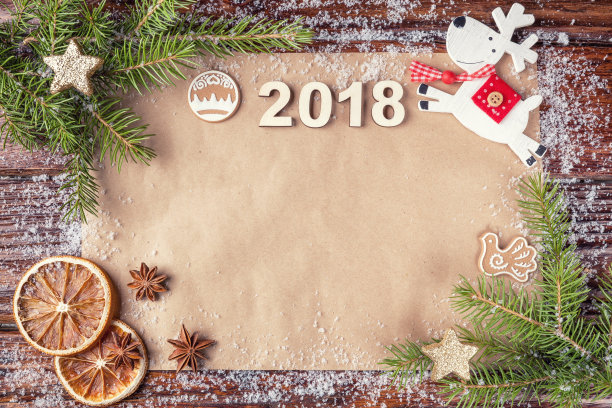 圣诞作文2018年的日期在复古纸上的框架上。云杉枝，平躺图片下载