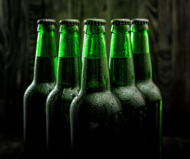 绿色的啤酒瓶图片下载