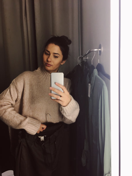 试衣服时在试衣间拍照图片下载