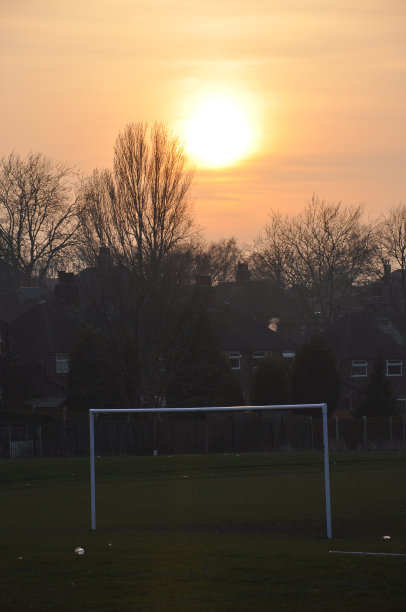 日落时的足球门柱图片下载