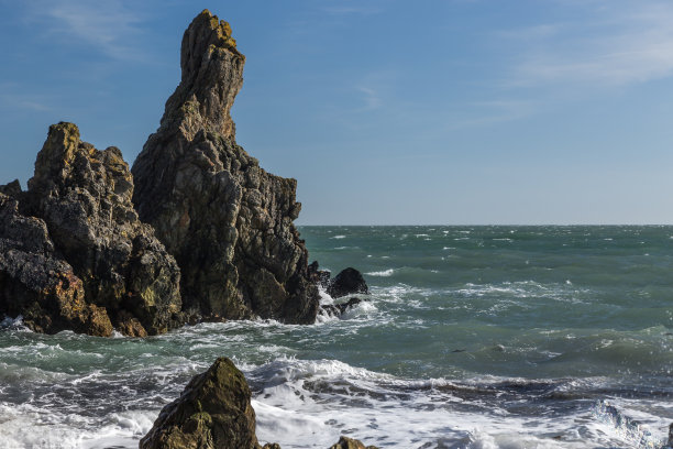 海里的波浪拍打着海里的岩石图片下载