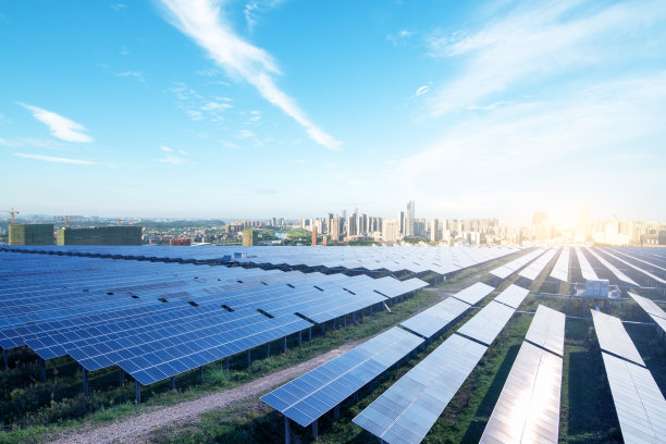 太阳能电池板与洛杉矶的城市景观在云的天空素材图片