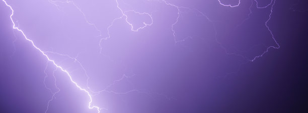 夏天暴风雨时的叉形闪电图片下载