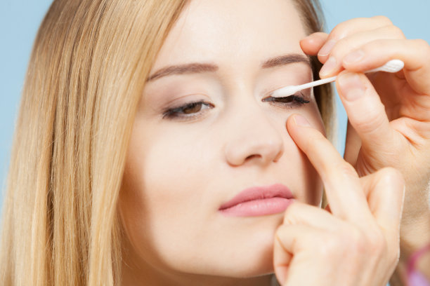 女化妆师正在给她化妆图片下载