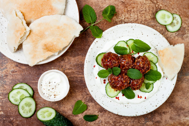 中东香料羊肉丸子配黄瓜，薄荷和酸奶酱。东方,阿拉伯菜素材图片