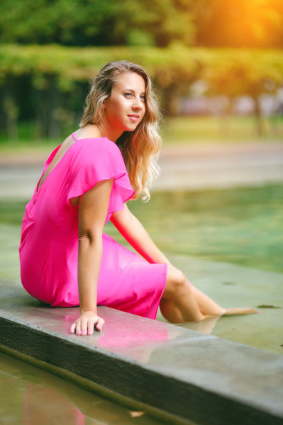 游泳池里有个漂亮的年轻女子图片下载