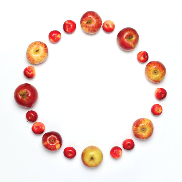 食物概念-许多苹果的形状的水果孤立在一个白色的背景，平躺，空拷贝空间图片下载