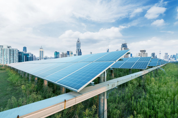 城市背景太阳能电池板，上海，中国。图片下载