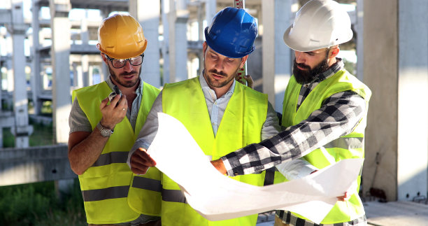 建筑工程师在施工现场与建筑师讨论图片下载
