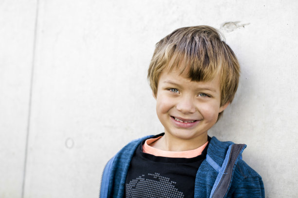 一个快乐的5岁小男孩的肖像图片下载
