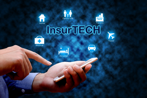 保险科技(Insurtech)概念，人手使用智能手机。图片下载