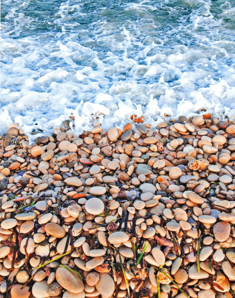 卵石滩和大海的一部分素材图片