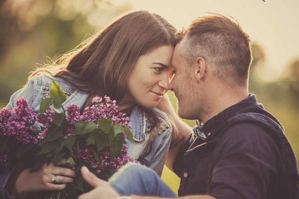 这是一对情侣在日落时抚摸额头的照片图片下载